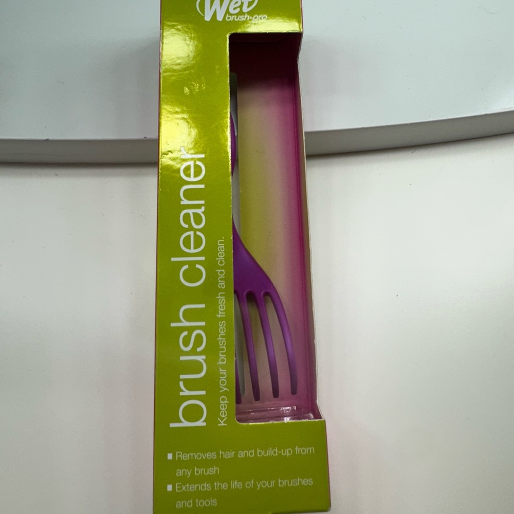 Wet brush cleaner